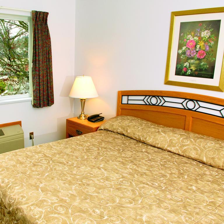 Grouse Inn West Vancouver Room photo