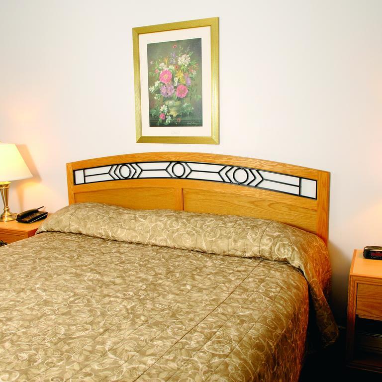 Grouse Inn West Vancouver Room photo